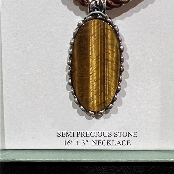 ATTERRI | Semi Precious Stone Statement Piece Necklace - Picture 3 of 10